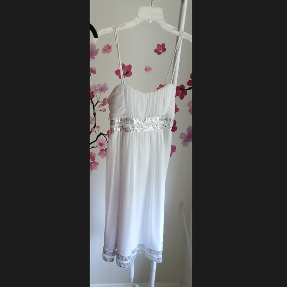 White dress - Picture 1 of 2